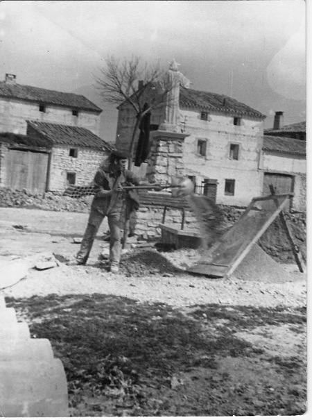 Hombre trabajando en las calles de Torralba de los Sisones.