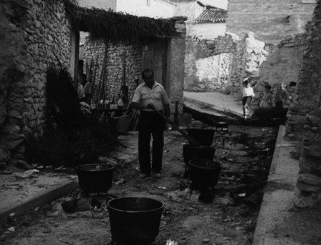 Hombre con calderos en la calle. Torralba de los Sisones