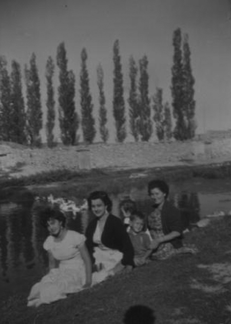 Vecinas de Torralba en el campo.