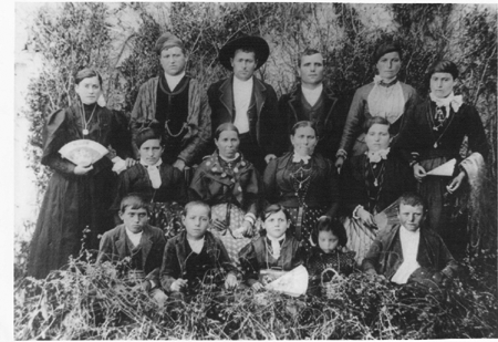 Retrato de grupo de vecinos de Torralba de los Sisones.