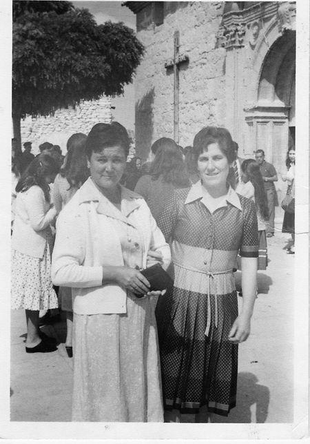 Mujeres en la puerta de la Iglesia. Torralba de los Sisones.