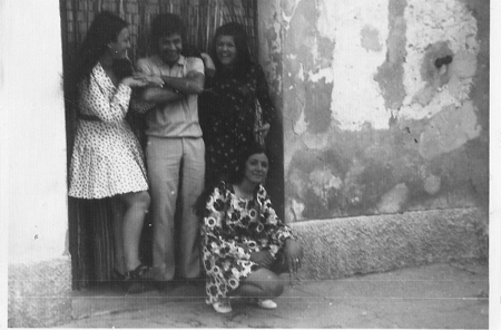 Grupo de vecinos de Torralba de los Sisones en la puerta de casa.