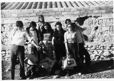 Grupo de jÃ³venes de Torralba junto a un muro. Torralba de los Sisones.