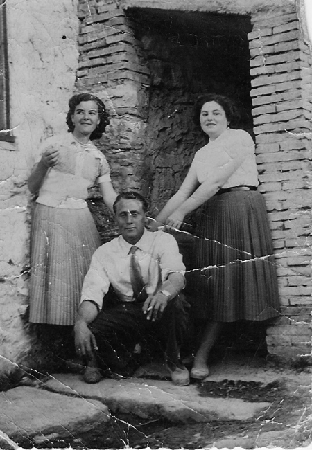 Vecinos de Torralba de los Sisones en la puerta de casa.