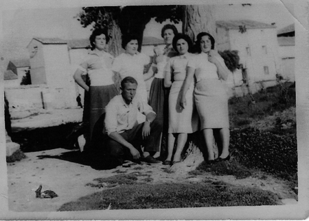 Grupo de vecinos de Torralba de los Sisones junto a un Ã¡rbol.