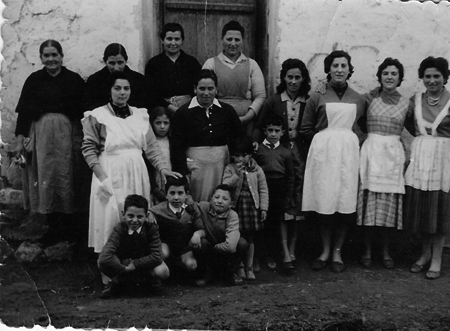 Grupo de vecinas y niÃ±os de Torralba de los Sisones.