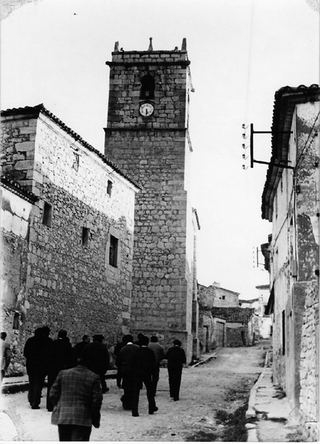 Hombres en las calles de Torralba de los Sisones.