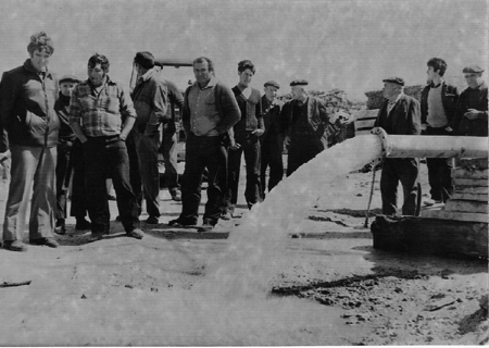 Grupo de hombres junto a una tuberÃ­a. Torralba de los Sisones.