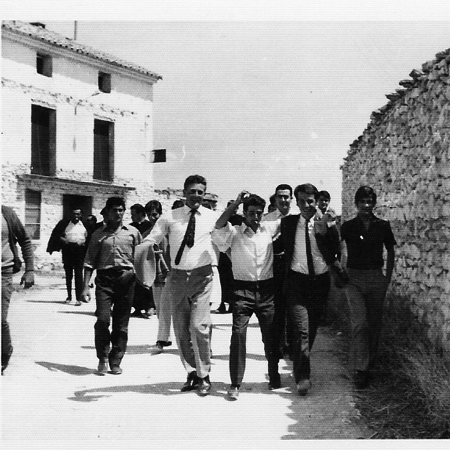 JÃ³venes por las calles de Torralba de los Sisones.