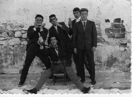 Grupo de jÃ³venes con armÃ³nica. Torralba de los Sisones.