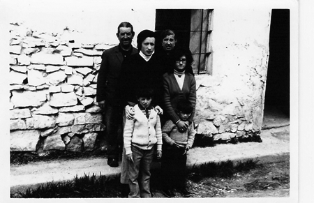 Retrato familiar en la puerta de su casa. Torralba de los Sisones.