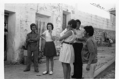 Vecinos en las calles de Torralba de los Sisones.