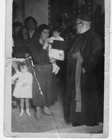 Vecinos junto a un sacerdote. Torralba de los Sisones.