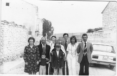 Grupo de vecinos en las calles de Torralba de los Sisones.