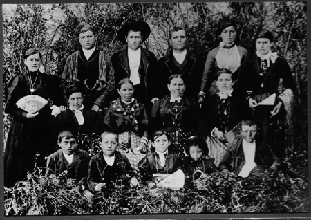 Retrato de un grupo de vecinos de Torralba de los Sisones.