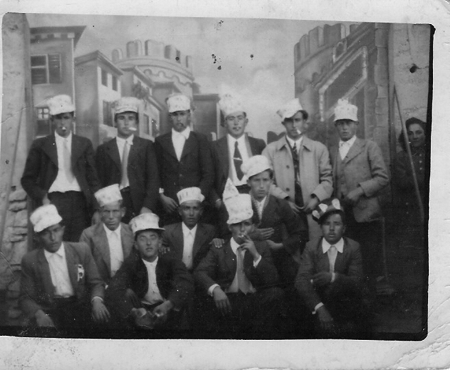 Retrato de grupo de jÃ³venes con gorras. Torralba de los Sisones.