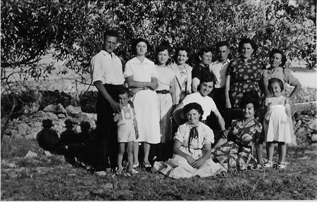 Grupo de vecinos de Torralba de los Sisones en el campo.