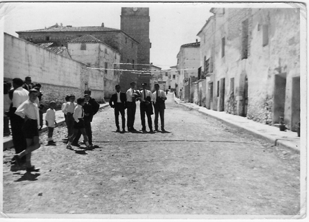 JÃ³venes por las calles de Torralba de los Sisones.