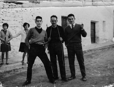 JÃ³venes en las calles de Torralba de los Sisones.