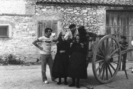 Gente junto a un carro. Torralba de los Sisones.
