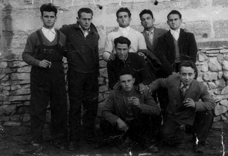 Grupo de mozos a mediados de los 50.  Torralba de los Sisones.