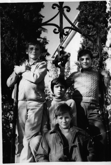 Grupo de amigos sobre una verja en Torralba de los Sisones.