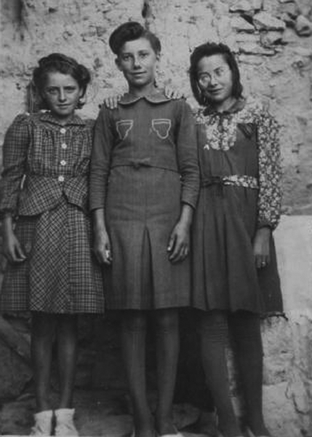 Retrato de tres jÃ³venes. Torralba de los Sisones.