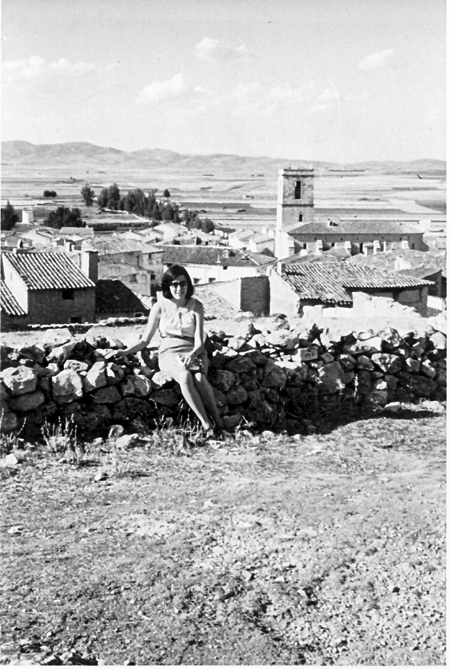 Vecina de Torralba de los Sisones con la localidad al fondo.