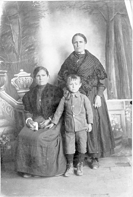 Tres generaciones de la familia IbÃ¡Ã±ez. Torralba de los Sisones
