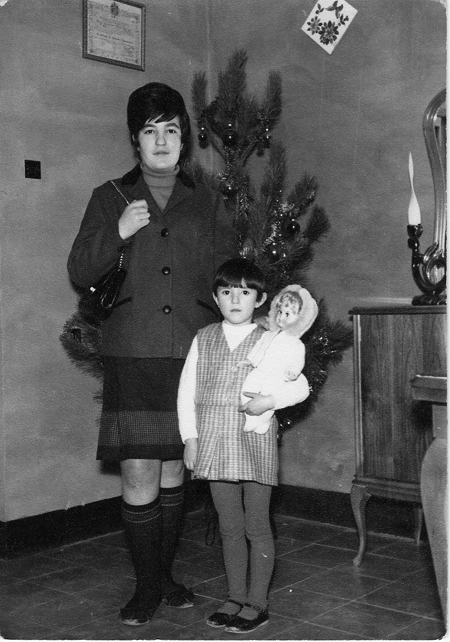 Retrato de mujer y niÃ±a con muÃ±eca. Torralba de los Sisones.