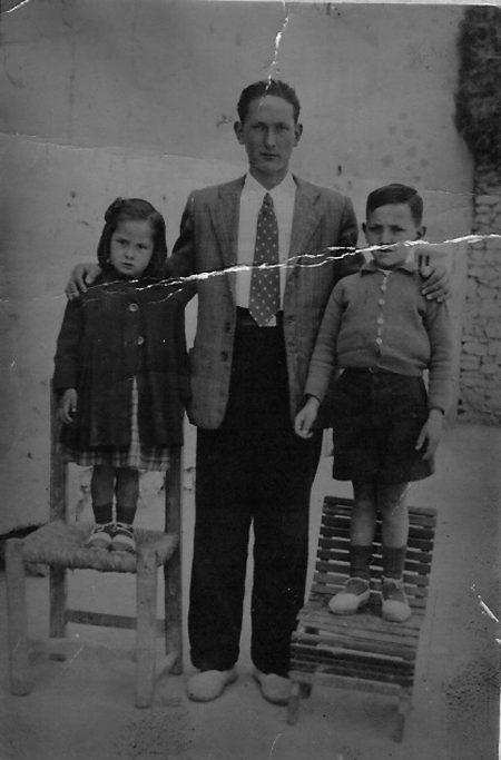 Hombre con niÃ±os. Torralba de los Sisones.