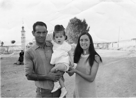 Pareja con niÃ±a. Torralba de los Sisones.