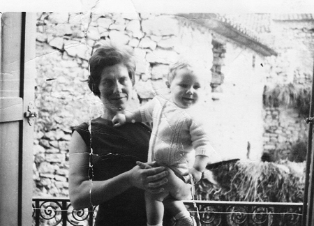 Mujer con bebÃ©. Torralba de los Sisones.