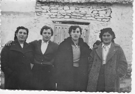 Retrato de cuatro mujeres en la puerta de casa. Torralba de los Sisones.