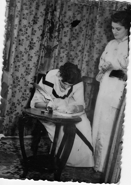 Escribiendo con pluma. Torralba de los Sisones.