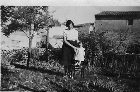 Retrato de una madre con su hija en una silla. Torralba de los Sisones.