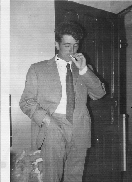 Hombre fumando. Torralba de los Sisones.