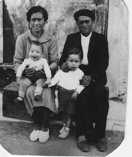 Retrato de dos abuelos con sus nietos. Torralba de los Sisones.