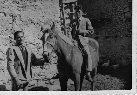 Dos jÃ³venes sobre un caballo. Torralba de los Sisones.