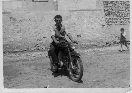 Joven sobre una motocicleta. Torralba de los Sisones.