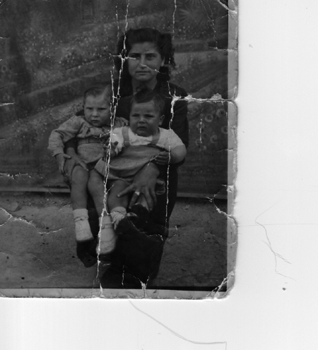 Retrato de una mujer con dos bebÃ©s. Torralba de los Sisones.
