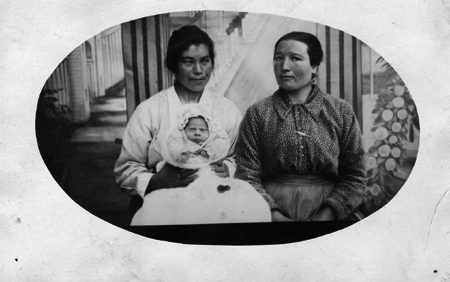 Retrato de dos mujeres y un bebÃ©. Torralba de los Sisones.