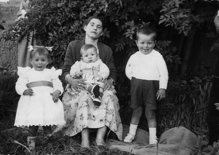 Retrato de una mujer con tres niÃ±os. Torralba de los Sisones.