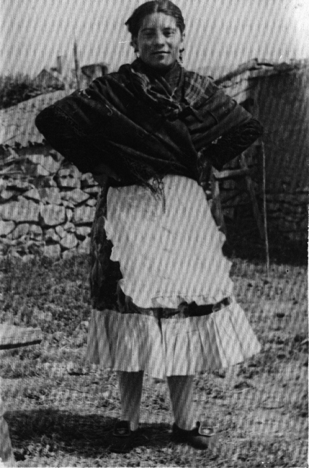 Mujer en el campo. Torralba de los Sisones.