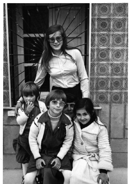 Familia en la puerta de casa. Torralba de los Sisones.