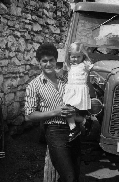 Hombre con niÃ±a junto a un tractor. Torralba de los Sisones.