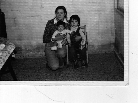 Mujer con dos niÃ±os. Torralba de los Sisones.