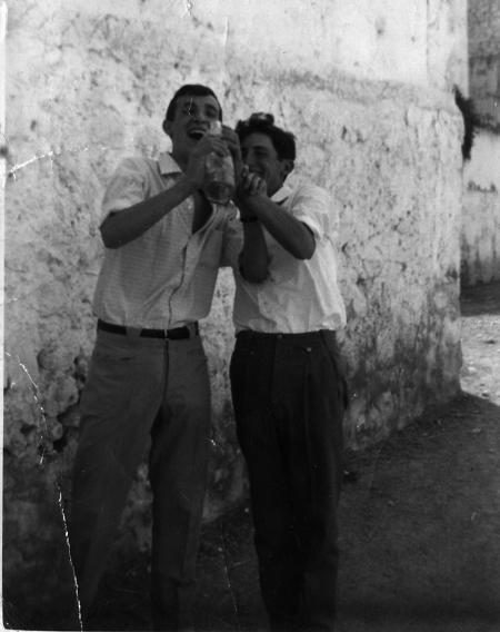 Dos jÃ³venes riendo en las calles de Torralba de los Sisones.