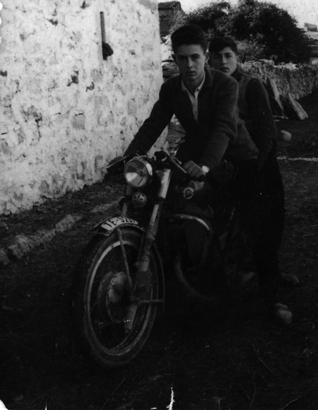 Dos jÃ³venes en una motocicleta. Torralba de los Sisones.