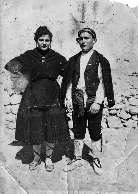 Pareja vestidos de baturro.Torralba de los Sisones.